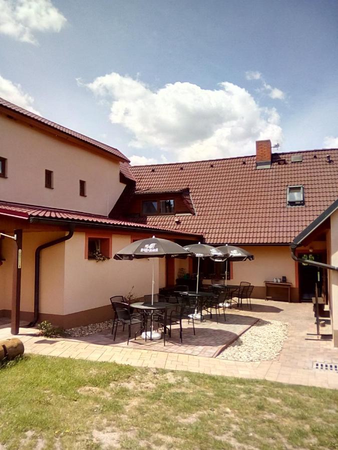 Hostinec U Janatu S Ubytovanim Cestin Екстер'єр фото