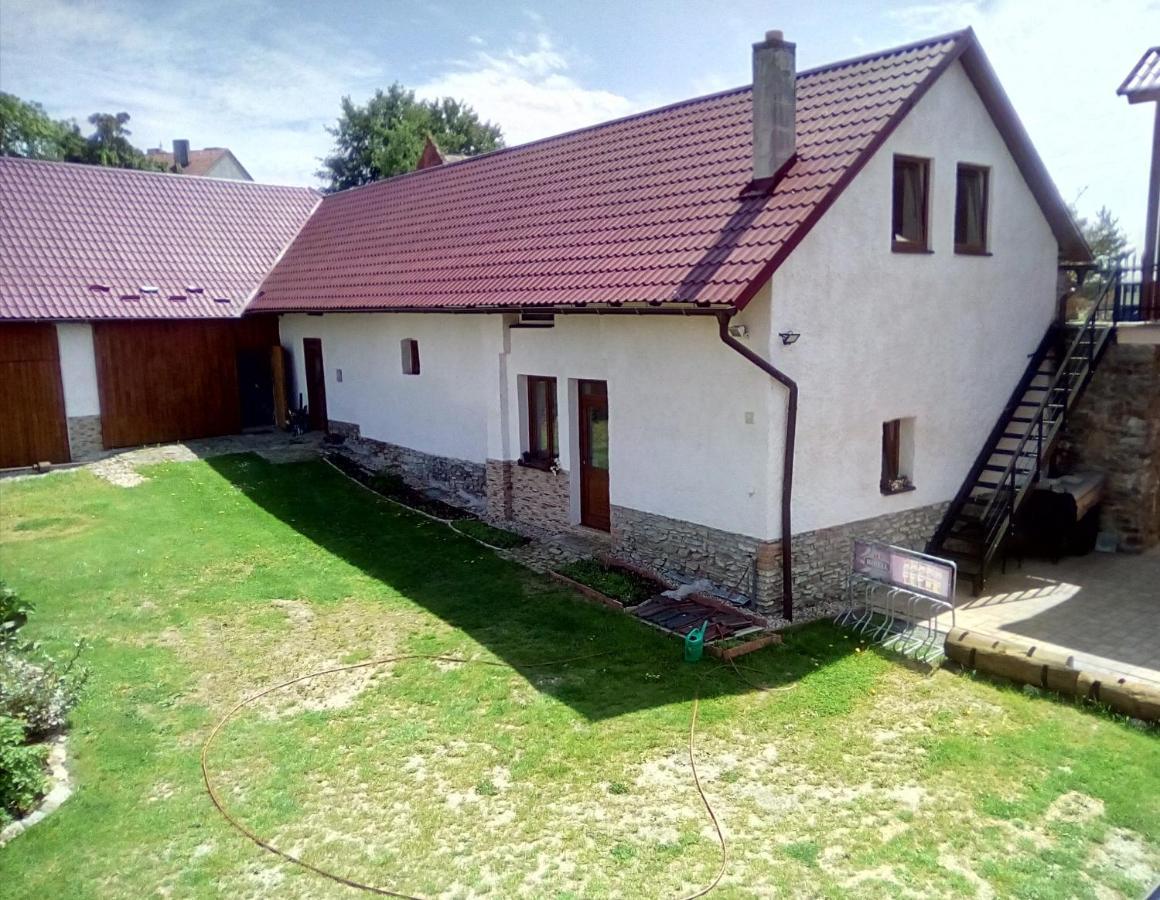 Hostinec U Janatu S Ubytovanim Cestin Екстер'єр фото